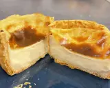 Flan pâtissier coupé en deux, montrant sa texture crémeuse. La cuisson en chaleur tournante ou pas, a donné une belle coloration dorée.