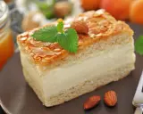 Gâteau nid d'abeille, une part crémeuse garnie d'amandes effilées et d'une touche de menthe. Parfait pour une recette gourmande.