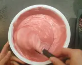 Préparation d'une délicieuse mousse aux fruits rouges, une astuce pour faire tenir une mousse sans gélatine. La texture est aérienne et onctueuse.