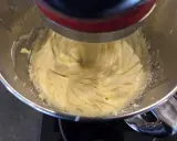 Un robot pâtissier mélange une crème onctueuse, prête à garnir vos desserts.