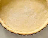 Une tartelette prête à être garnie, avec une belle pâte brisée à l'ancienne, dorée et légèrement farinée.