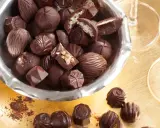 Assortiment de chocolats maison fourrés, certains à la noix de coco, d'autres aux fruits secs. Une invitation à la gourmandise.