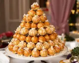 Magnifique pièce montée de choux glacés au caramel, décorés de fils blancs et de petites perles. Un délice visuel et gustatif !