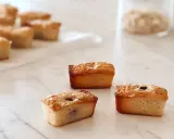 Financiers dorés, parfaits après une cuisson à chaleur tournante. Ils sont garnis de fruits et de noix de coco râpée.