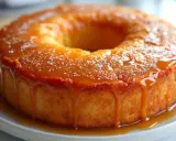 Gâteau rond nappé d'un sirop à 30, dégoulinant sur les côtés. Une touche de sucre glace ajoute une finition délicate.