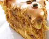 Tranche de gâteau moka café, avec glaçage onctueux et décorations gourmandes. Un délice pour les amateurs de café.