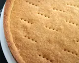Pâte sucrée dorée, prête pour une recette rapide. Les petits trous indiquent qu'elle est prête à être garnie.