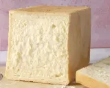 Un pain de mie parfait, tout juste sorti du four. La cuisson du pain de mie est une étape clé pour obtenir cette mie aérée et cette croûte dorée.