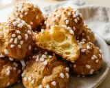 Chouquettes traditionnelles dorées, parsemées de sucre perlé. Une bouchée légère et aérienne, parfaite pour accompagner votre recette chouquette traditionnelle.