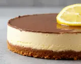 Gâteau au chocolat et à la crème, garni d'une tranche de citron. Une recette insert citron parfaite pour l'été.