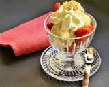 Glace vanille, fraises fraîches, chantilly et amandes effilées pour une délicieuse recette fraise melba.