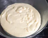 Crème pâtissière au beurre, onctueuse et parsemée de points de vanille, prête à garnir vos desserts.