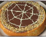 Gâteau génoise chocolat, ganache onctueuse, décor de chocolat blanc et éclats de noisettes. Un délice !