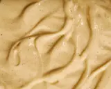 Texture onctueuse de crème pâtissière, parsemée de points de vanille, prête à être utilisée avec de la gélatine pour des desserts parfaits.