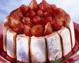Charlotte aux biscuits roses de Reims, garnie de fraises fraîches et d'une crème onctueuse au mascarpone. Un délice fruité et léger.