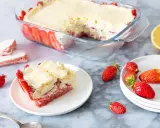 Un délicieux tiramisu fraise biscuit rose, garni de fruits frais et d'une crème onctueuse.