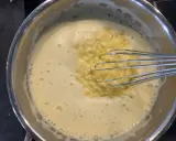 Préparation d'une crème diplomate à l'agar agar dans une casserole, fouet en action.