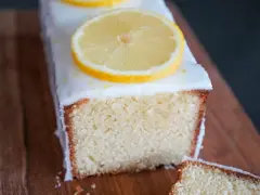 Un délicieux cake citron, glacé et décoré de rondelles de citron. Parfait pour une recette facile et gourmande.