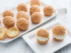 Douceurs craquelin garnies de crème fouettée, prêtes à être dégustées.