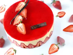 Gâteau fraisier à la crème mousseline, décoré de fraises fraîches et d'une gousse de vanille. Parfait pour une recette d'anniversaire.