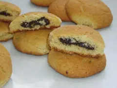 Délicieux sablés moelleux garnis d'une ganache au chocolat. Parfaits pour accompagner votre café ou thé.