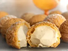 Choux à la crème, la recette de maman. Gourmandise aérienne garnie d'une crème onctueuse.