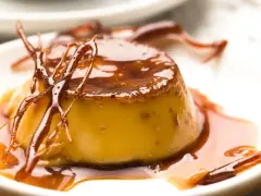Un délice doré : la vraie crème caramel, nappée d'un caramel liquide et ornée de fils de sucre croustillants. Un dessert qui fait fondre de plaisir.