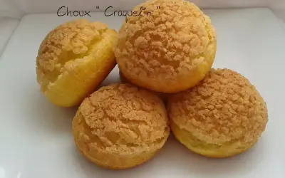 Quatre choux craquelin dorés et croustillants, prêts à être garnir.