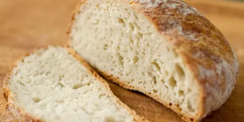Pain artisanal tranché, la mie aérée témoigne d'une cuisson pain au four chaleur tournante parfaite.