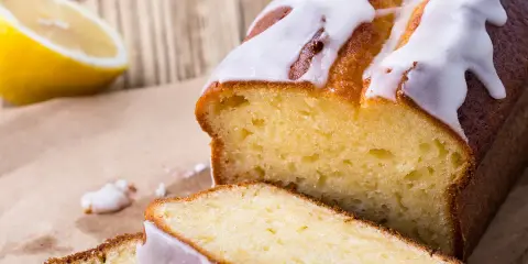 Un délicieux cake citron, glacé et moelleux, prêt à être dégusté. Une recette simple pour un plaisir garanti.