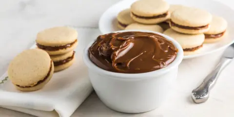 Douceur chocolatée : biscuits garnis de crème pâtissière chocolat Mercotte.