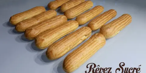 Douze éclairs dorés, prêts pour une recette pâte à choux. Un délice à savourer !