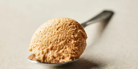 Une cuillère de mousse praliné, légère et aérienne, prête à fondre en bouche.