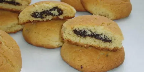 Délicieux sablés moelleux garnis d'une ganache au chocolat. Parfaits pour accompagner votre café ou thé.