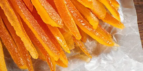 Bâtonnets d'oranges confites, une recette rapide pour un délice sucré et acidulé.