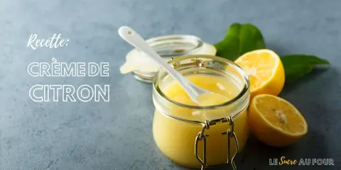 Une recette de crème au citron rapide, prête à être dégustée. Un pot en verre rempli de cette crème onctueuse, avec des citrons frais et des feuilles vertes.