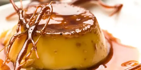 Un délice doré : la vraie crème caramel, nappée d'un caramel liquide et ornée de fils de sucre croustillants. Un dessert qui fait fondre de plaisir.