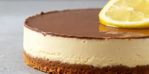 Gâteau au chocolat et à la crème, garni d'une tranche de citron. Une recette insert citron parfaite pour l'été.