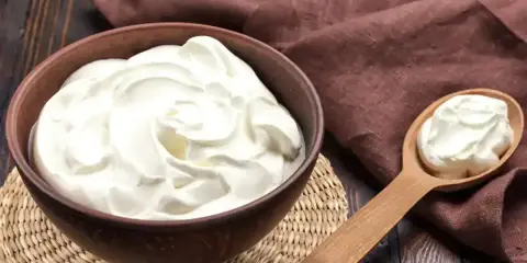 Crème diplomate on a wooden spoon, ready for a delicious recette.