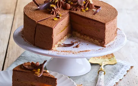 Un gâteau royal chocolat, mousseux et garni de fruits, prêt à être dégusté. Une recette gourmande pour un plaisir intense.
