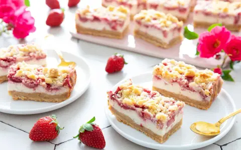 Délicieux fraisier sans gluten, garni de crumble doré et de fraises fraîches. Parfait pour un goûter gourmand.
