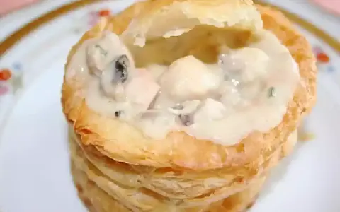 Une délicieuse croute pour bouchée à la reine, garnie d'une sauce crémeuse et de champignons.