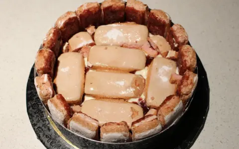 Charlotte aux biscuits roses, garnie de crème et de fruits rouges. Un délice gourmand !