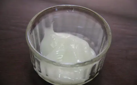 Un pot en verre contient une substance blanche et crémeuse. On se demande : trimoline c'est quoi ? C'est peut-être un ingrédient de pâtisserie.
