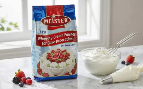 Un paquet de crème à fouetter Meister, une coupe de crème fouettée, des fruits rouges et un sac de pâtisserie. Parfait pour décorer vos gâteaux !