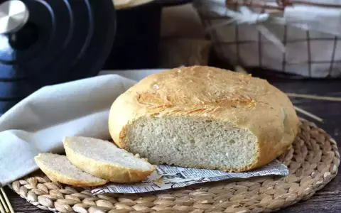 Pain de campagne doré, prêt à être dégusté. Le secret de sa mie aérée ? Un pain cuisson cocotte démarrage à froid.