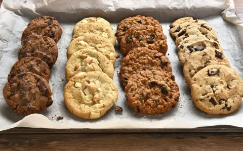 Une variété de biscuits moelleux, aux pépites de chocolat, blancs et aux flocons d'avoine, prêts à être dégustés. Parfait pour une recette facile.