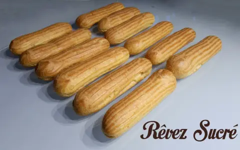 Douze éclairs dorés, prêts pour une recette pâte à choux. Un délice à savourer !
