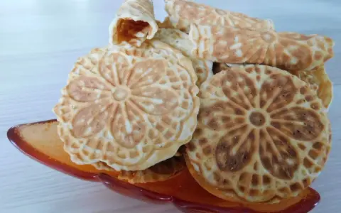 Délicieux bricelets, parfaits pour accompagner un café. La recette des vrais bricelets est ici !