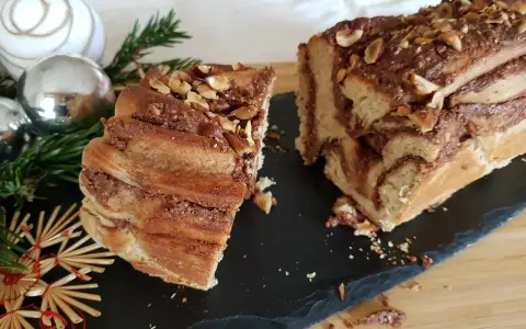 Délicieuse babka recette, un gâteau tressé au chocolat et noisettes, orné de décorations de Noël.